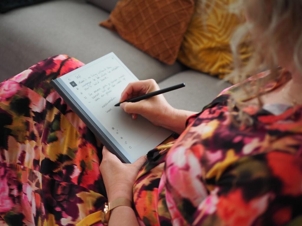 Renata schrijven in notitieboek